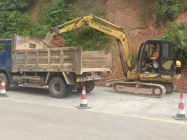 养护人员在S312那良路段清理淤泥 麦辉摄.jpg