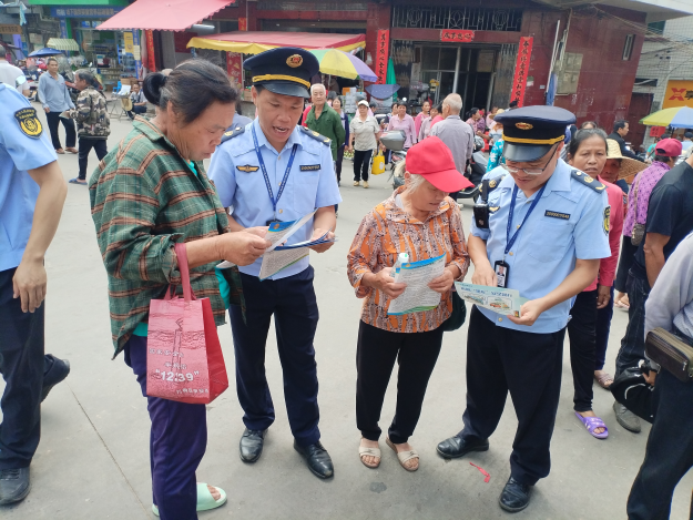 第二大队:安全宣传进村镇 送法下乡解民惑 (6).jpg