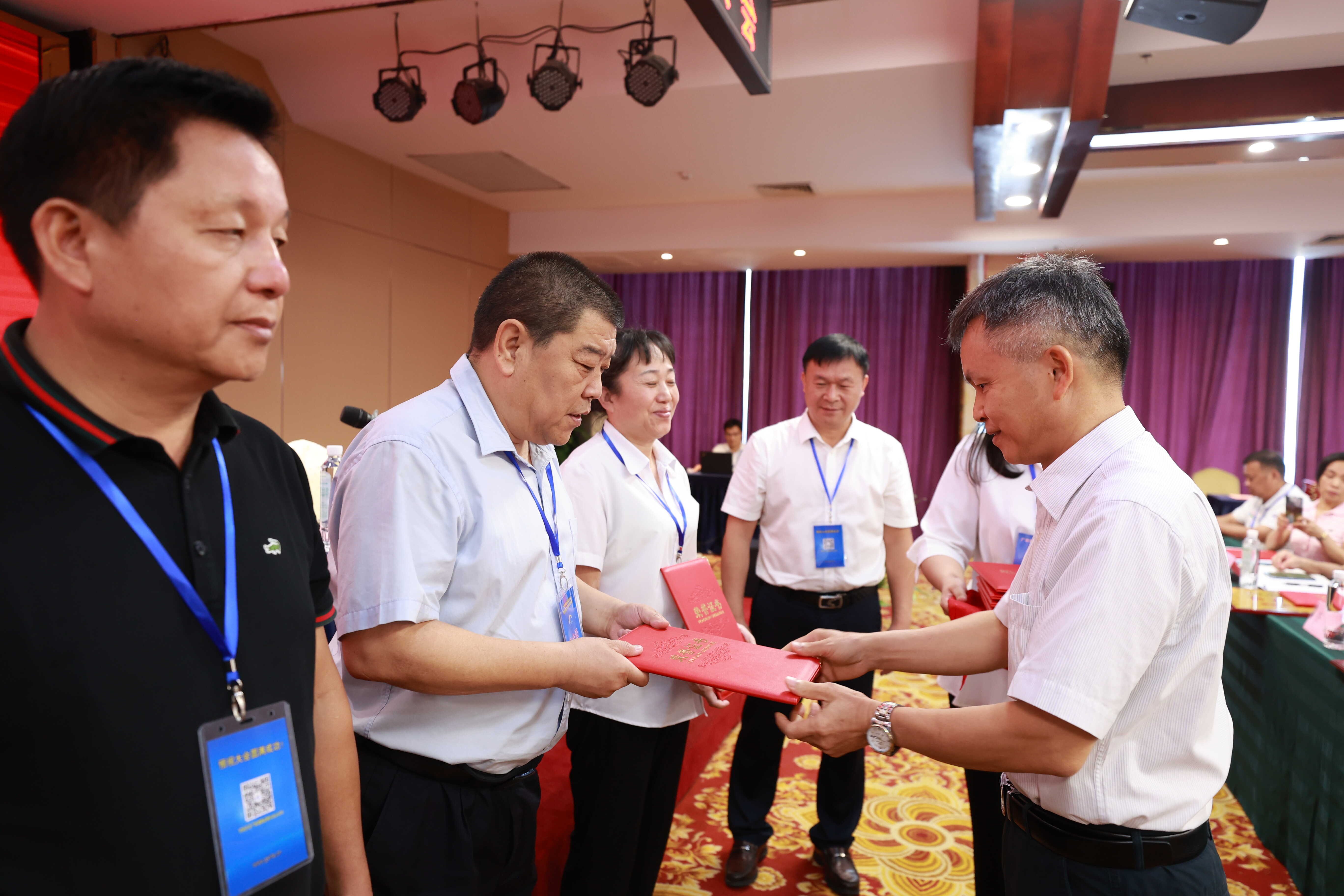 樱桃直播
一级调研员、广西物流快递行业党委副书记陆正业为获奖单位颁发证书.jpg